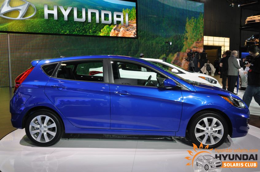 Hyundai Accent 2012 hatchback, вид сбоку