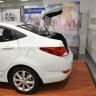 Белый Hyundai Solaris с открытым багажником