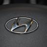 Эмблема Hyundai на руле